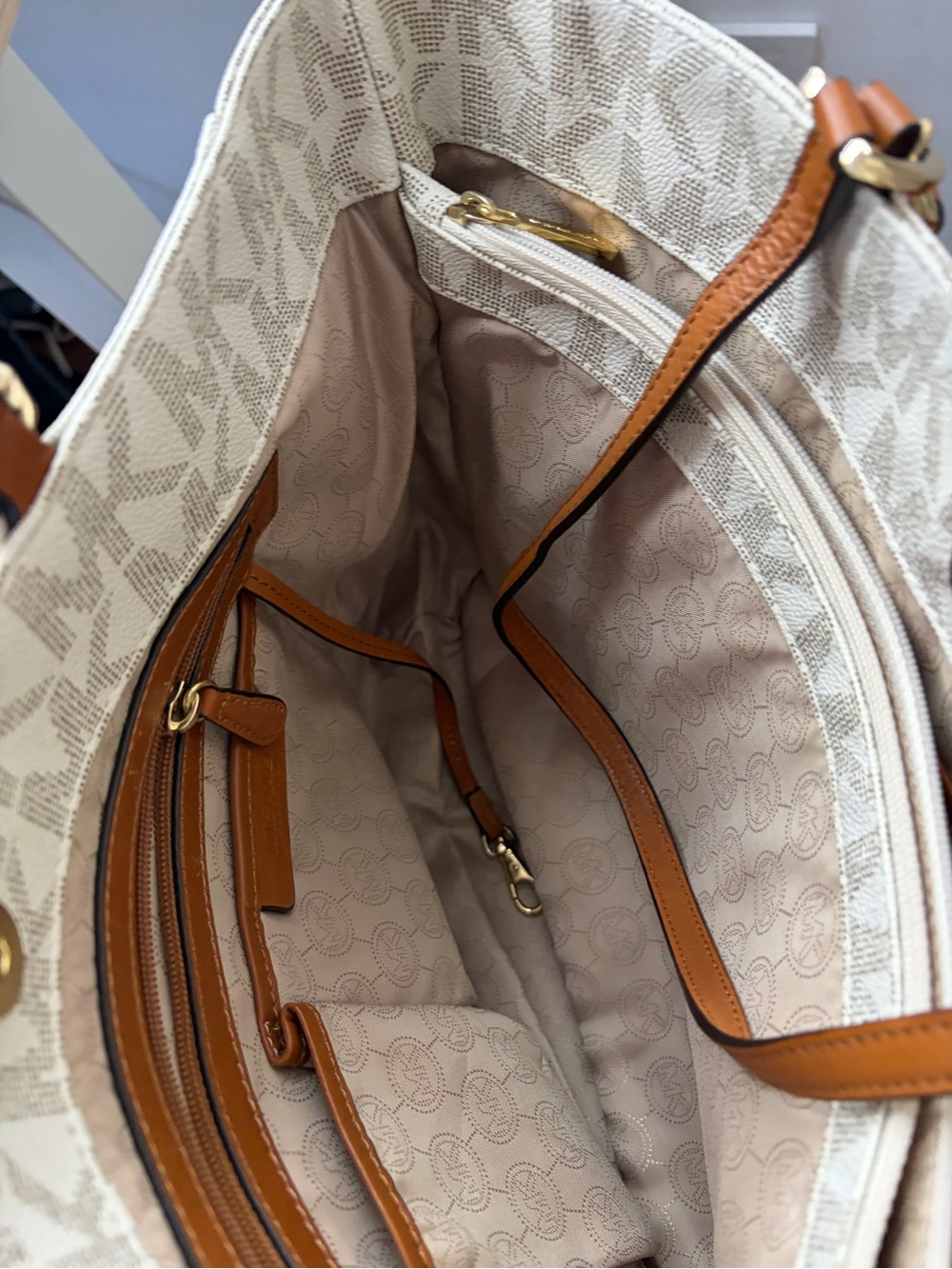 Y2KMichael Kors Cream Signature MK Tote with Brown Leather Straps and Gold Chain - Picture 6 of 7